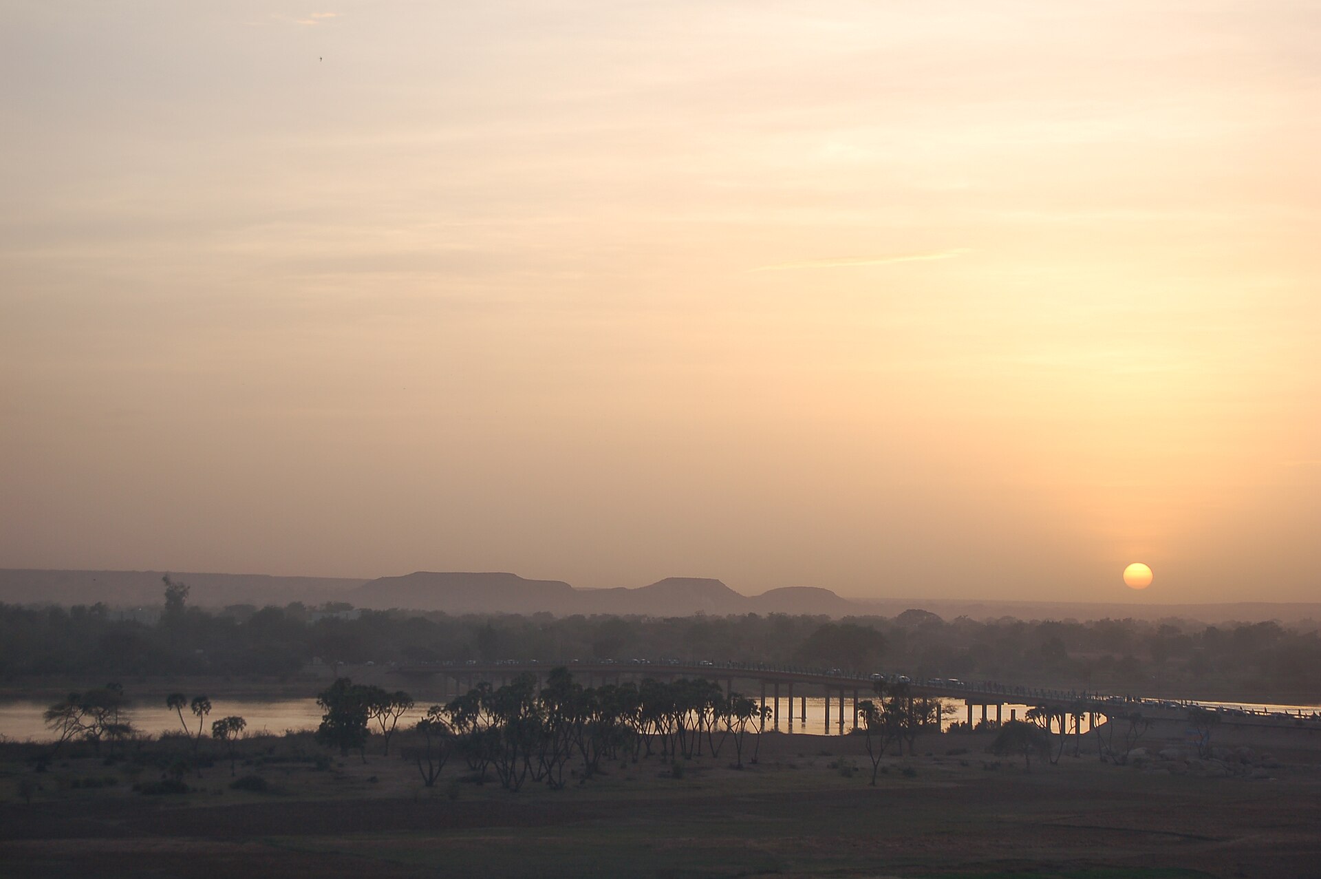 Le fleuve Niger à Niamey au coucher du soleil